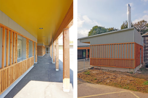 Extension et rénovation de l'école de Berville, par Atelier Cosme Architecture. Vues des façades bois et bac-acier.