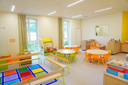 Extension et rénovation de l'école de Berville, par Atelier Cosme Architecture. Vue de la salle de classe rénovée.