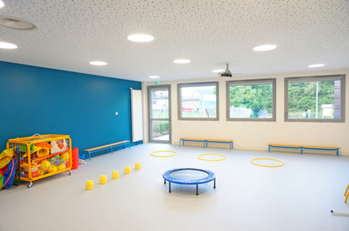 Extension et rénovation du groupe scolaire de Berville, par Atelier Cosme Architecture. Vue de la salle de motricité devenant dortoir.