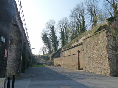 Parcelle d'implantation du pôle d'arts graphiques imaginé au Fort de Tourneville, au Havre, pour Collectif Intro, par Atelier Cosme Architecture. Les façades sont en bois.