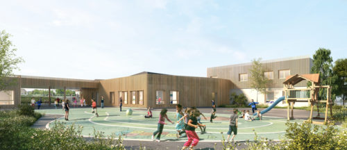 Vue depuis la cour de l'extension et rénovation du groupe scolaire et centre de loisirs de Saint-Arnoult par Atelier Cosme Architecture. Façades bois.