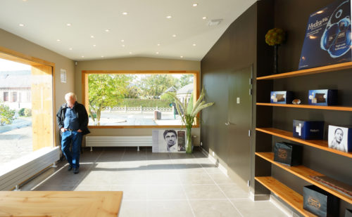 Construction d'un cabinet médical et d'un commerce par Atelier Cosme Architecture à Saint-Vigor-d'Ymonville. Vue intérieure du commerce.