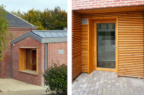 Construction d'un cabinet médical et d'un commerce par Atelier Cosme Architecture à Saint-Vigor-d'Ymonville. Vue de la baie du commerce et de l'entrée du cabinet.