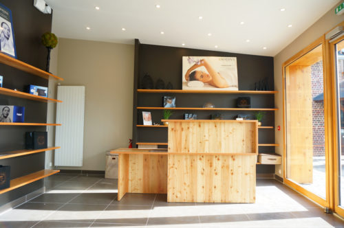 Construction d'un cabinet médical et d'un commerce par Atelier Cosme Architecture à Saint-Vigor-d'Ymonville. Vue intérieure du commerce et de sa banque d'accueil.