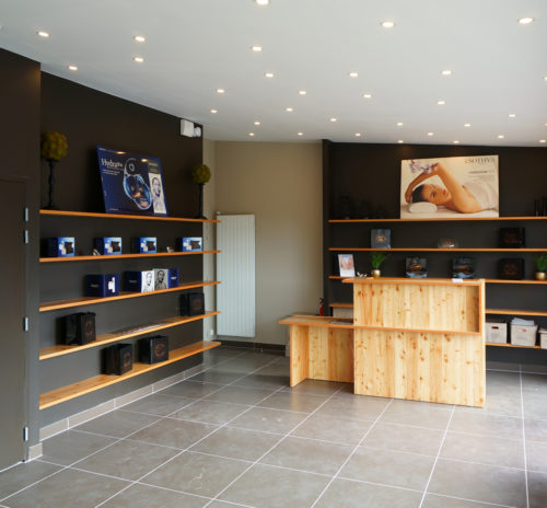 Construction d'un cabinet médical et d'un commerce par Atelier Cosme Architecture à Saint-Vigor-d'Ymonville. Vue intérieure du commerce et de son espace d'accueil.