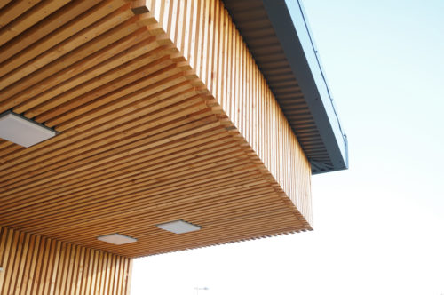 Salle polyvalente, Seine-Maritime, Normandie. Atelier Cosme Architecture. Détail de l'espace d'entrée bois