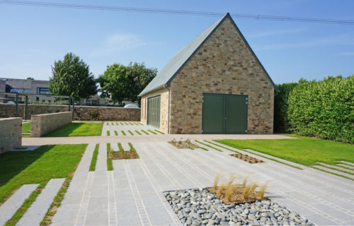 Cimetière de Flamanville - maison des cérémonies - Atelier Cosme Architecture - vue depuis le jardin