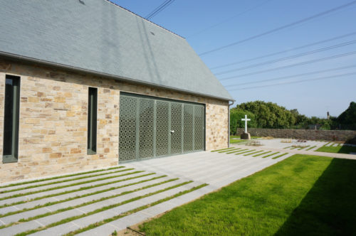 Cimetière de Flamanville - maison des cérémonies - Atelier Cosme Architecture - vue de la façade et du parvis