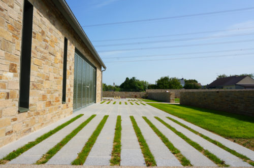 Cimetière de Flamanville - maison des cérémonies - Atelier Cosme Architecture - vue depuis le parvis