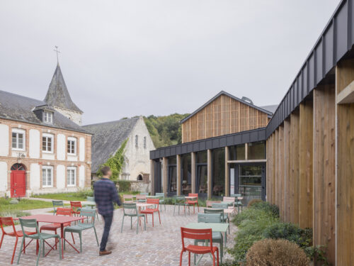 Photo extérieure Le Skali vue de la terrasse du restaurant ; en arrière-pla, vue de l'ancien presbytère et de l'église
Atelier Cosme Architecture - Crédit photo : Guillaume Guérin