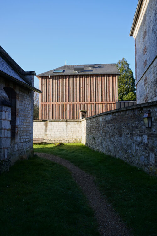 Photo extérieure Le Skali vue de la façade du restaurant depuis le passage de la chapelle
Atelier Cosme Architecture