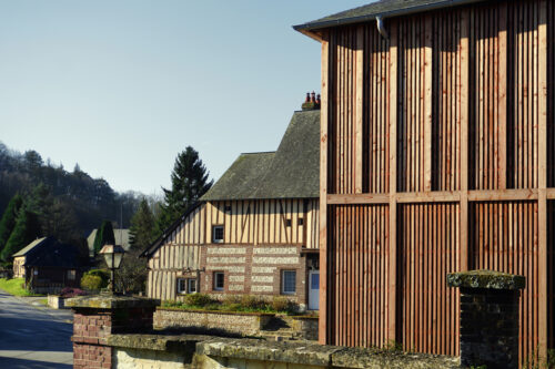 Photo extérieure Le Skali vue de la façade du restaurant ; en arrière-plan, la place de Saint-Wandrille-Rançon
Atelier Cosme Architecture